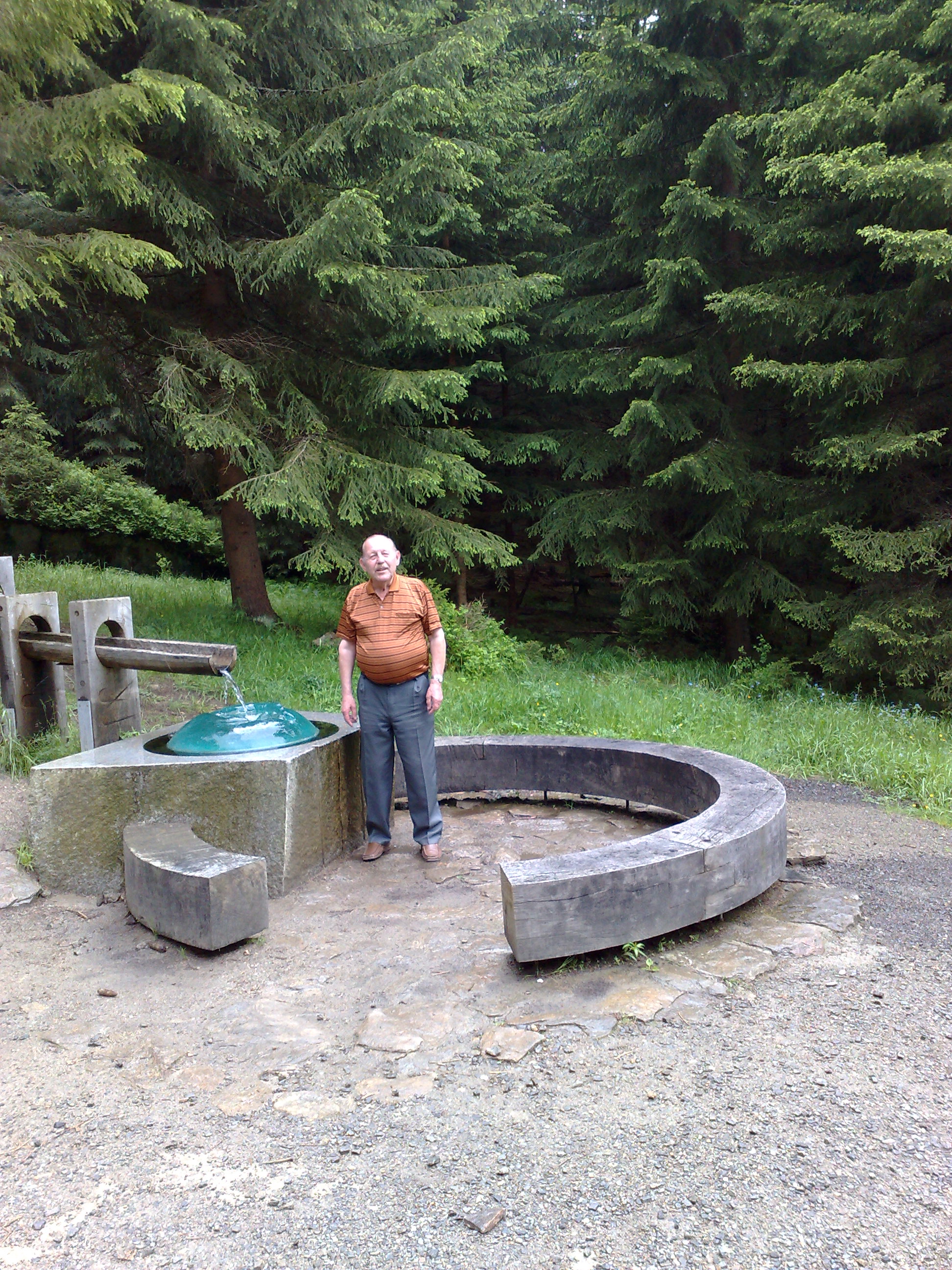 .VCHYNICE-TETOV (10) PRAMEN U VYPáLENéHO KOSTELíKA